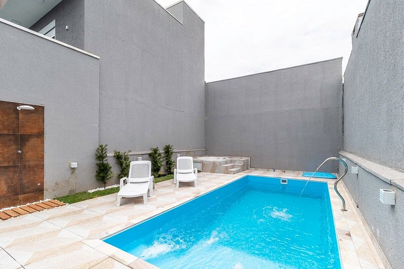 Churrasqueira ampla, Piscina e 2 vagas de garagem!