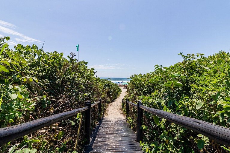 Sobrado 🏖️ Pé na Areia 🏖️ Piscina, Wi-Fi & 2 Vagas