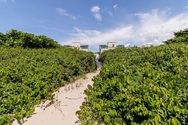 Sobrado 🏖️ Pé na Areia 🏖️ Piscina, Wi-Fi & 2 Vagas