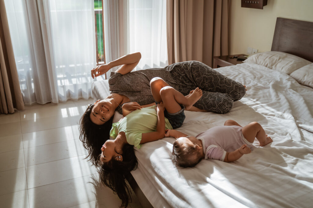 Família se divertindo na praia